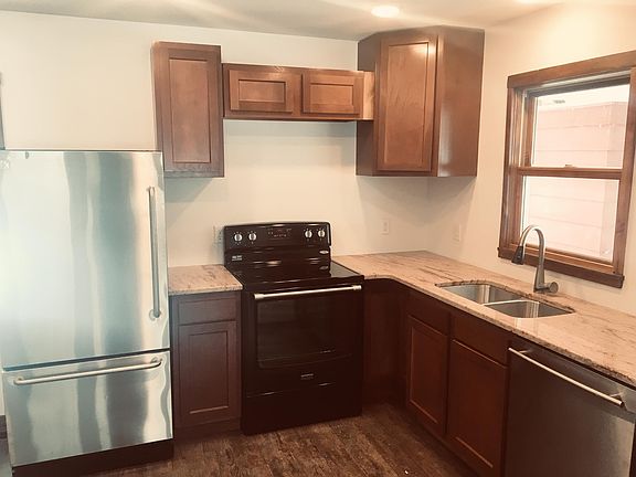 Kitchen - Fridge, Stove/Oven, Dishwasher