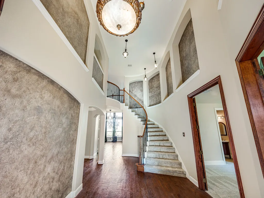 5 bed, 4864 sqft, $5,300 — Photo 3