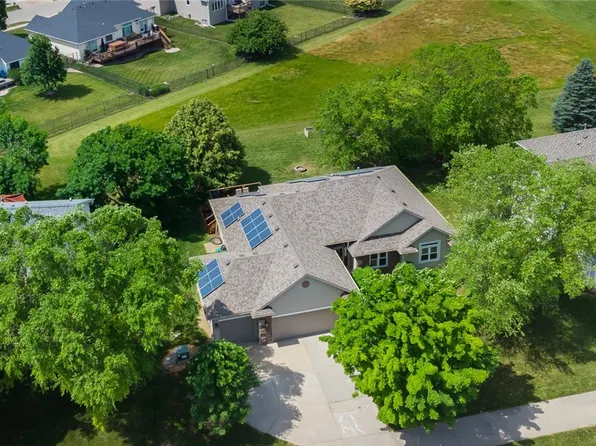 2645 Lexington Dr, Norwalk, IA 50211