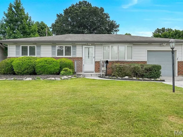 922 Vegas Dr, Saint Louis, MO 63125