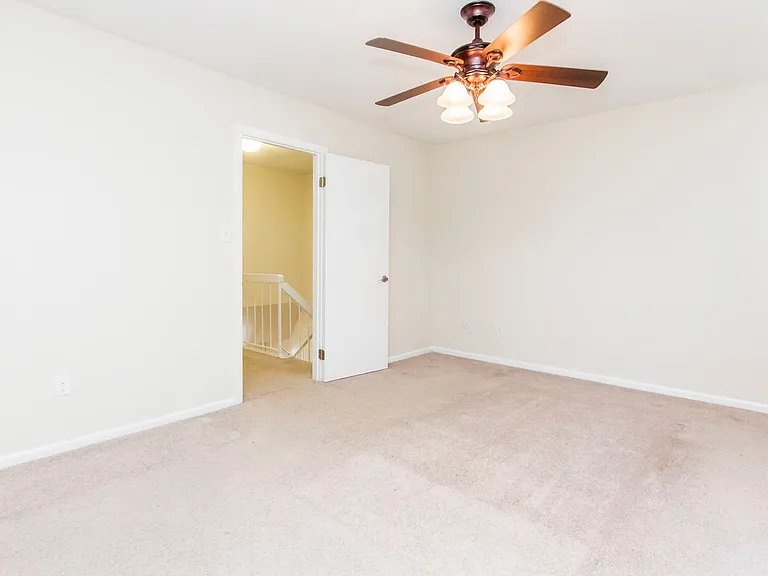 640 Counselor Sq — Photo 33
