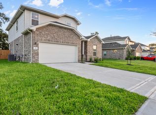 410 Magnolia Ln, Clute, TX 77531