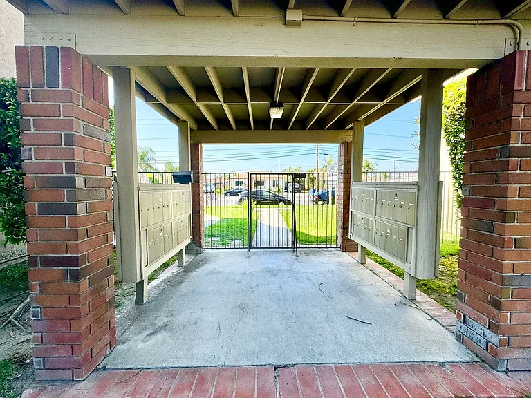 Buena Vista Apartments — Photo 18