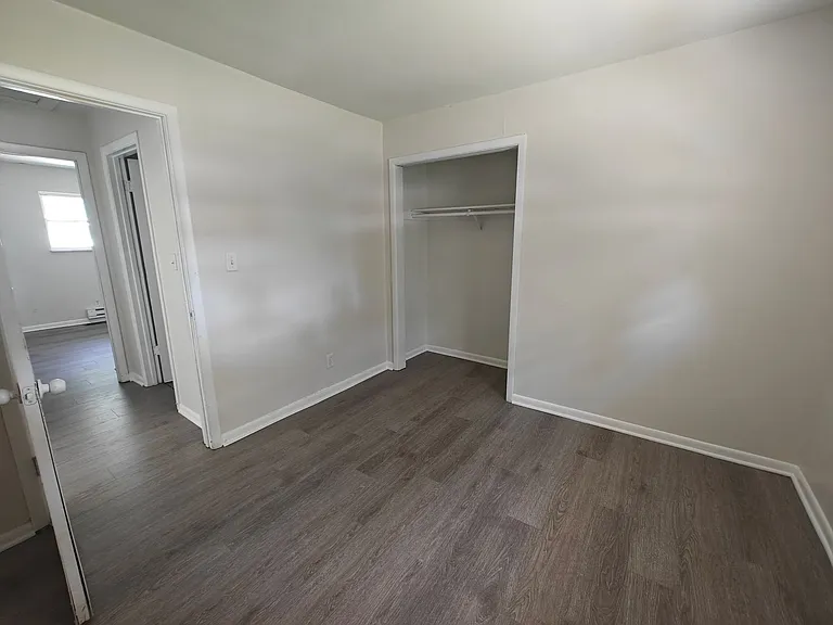 647 W Franklin St — Photo 2