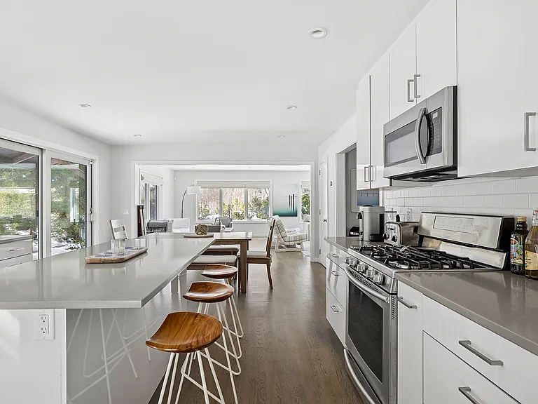16 Roosevelt Rd — Photo 8