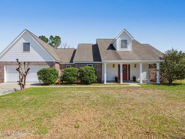 628 N Central Ave, Waveland, MS 39576