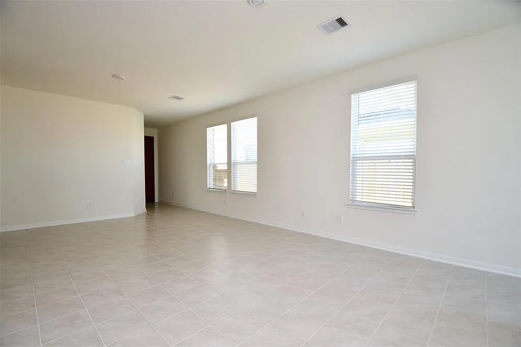 3 bed, 2.5 bath, 1450 sqft, $2,050 — Photo 4