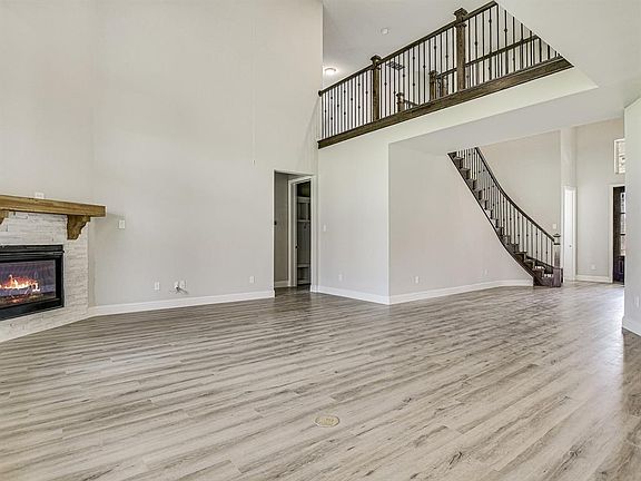 4th image of 2033 Binns Dr