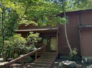201 Falls Cir, Bushkill, PA 18324