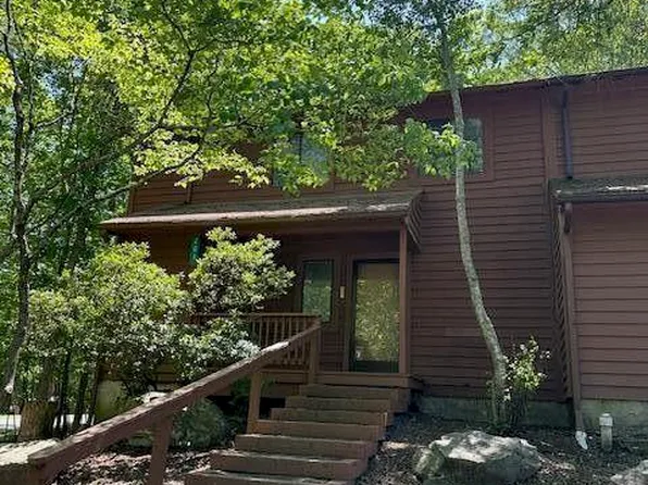 201 Falls Cir, Bushkill, PA 18324
