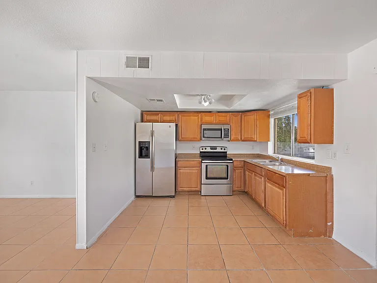 1826 W Behrend Dr — Photo 6