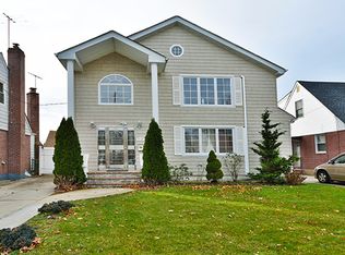 7636 Hewlett St, New Hyde Park, NY 11040