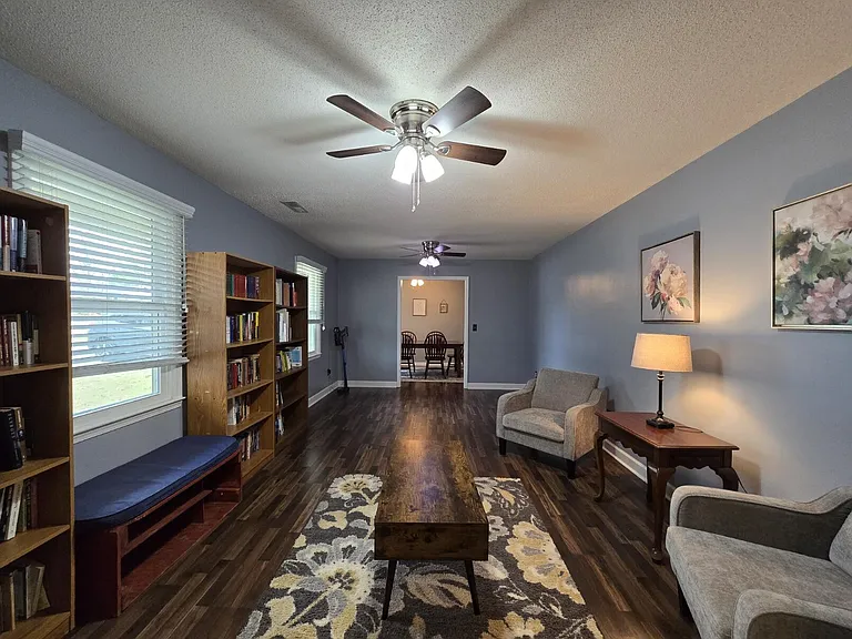 637 Sierra St — Photo 4
