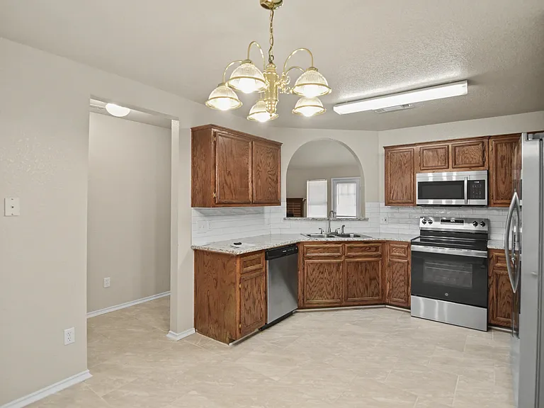 2905 Lindsey Dr — Photo 5
