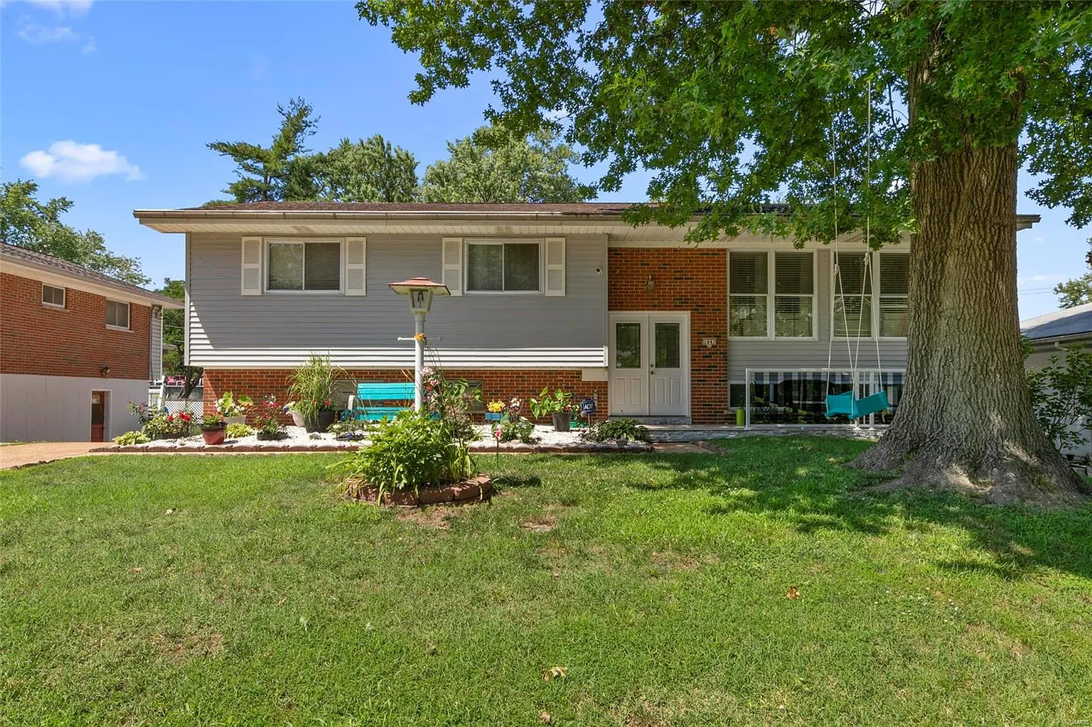 1041 Camelot Gardens Dr photo 1