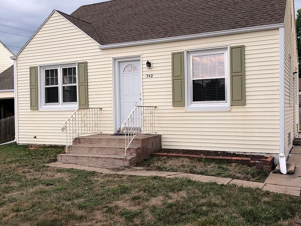 1st image of 742 E 4th St