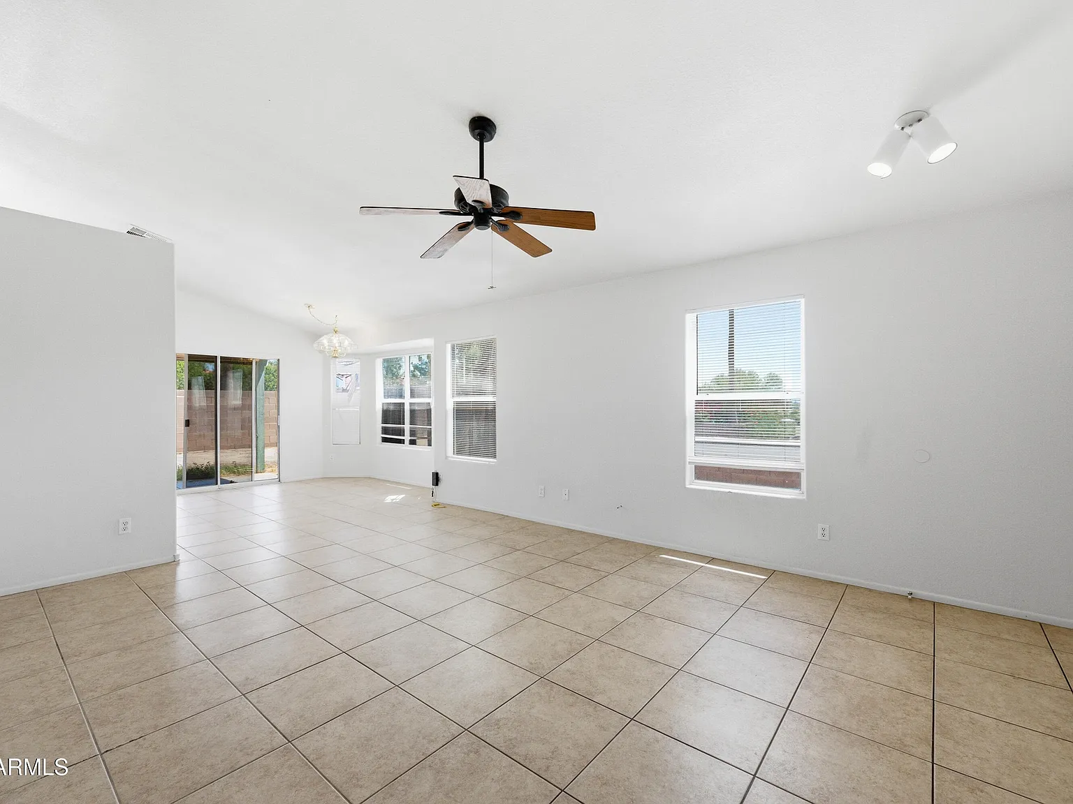 3 bed, 2.0 bath, 1261 sqft, $2,195 — Photo 3