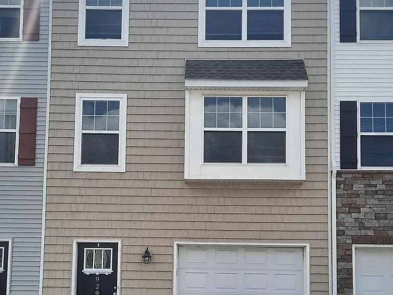 929 Admirals Quay Dr — Photo 1