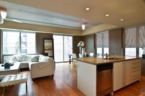 2nd image of 1422 N La Salle Dr Penthouse 1