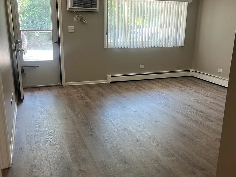 8817 S Roberts Rd #6 — Photo 3