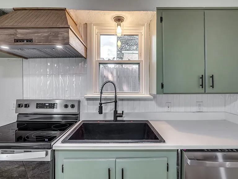 208 E Carson St — Photo 22
