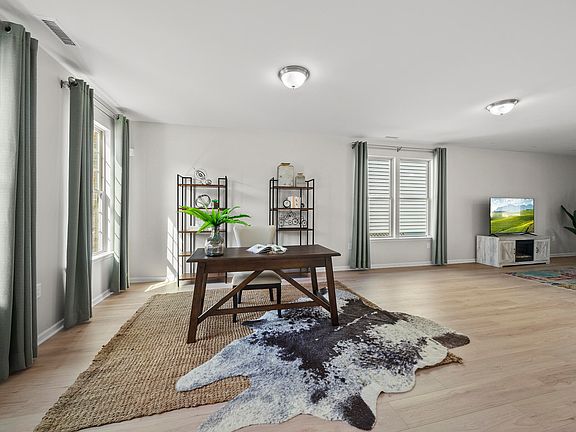 3rd image of 332 Forbes Rd