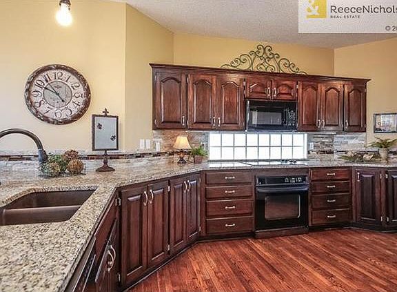 Stylish Kitchen w/Plenty of GRANITE Counter Space & Refinished C