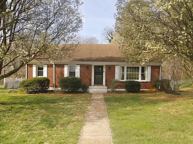 107 Middleboro Pl — Photo 2