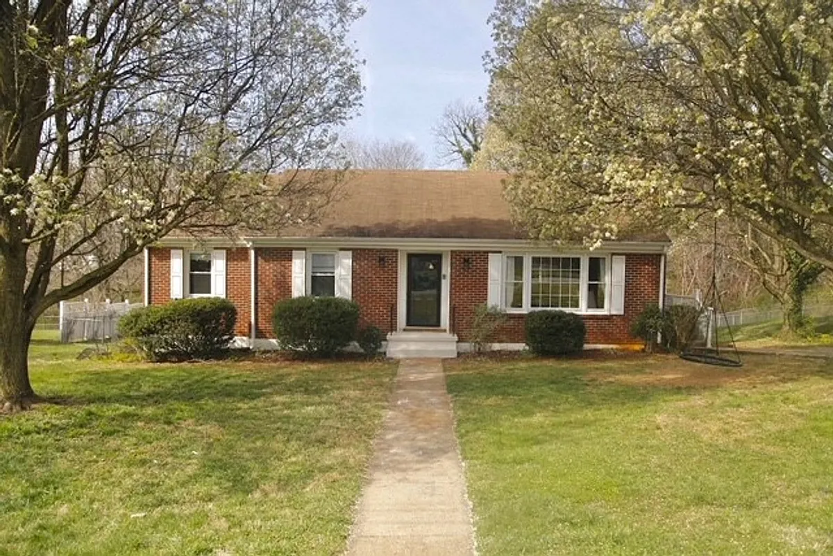 Building Photo - 107 Middleboro Pl