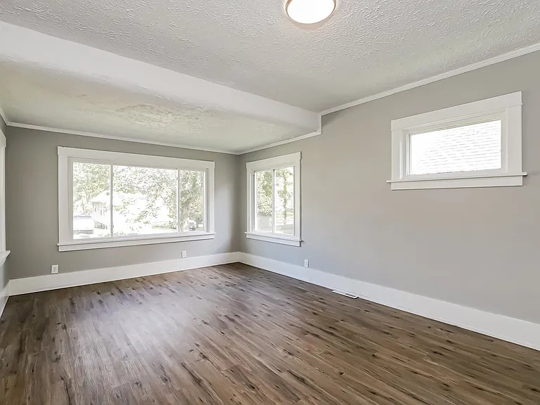 1392278_020_living_room_13193093.jpg
