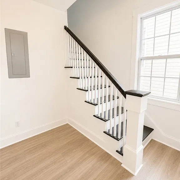 612 W 40th St #B — Photo 2