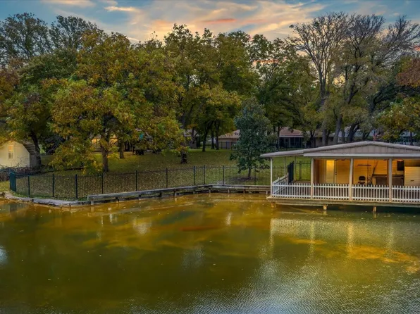 2320 Lakewood Ct, Granbury, TX 76049