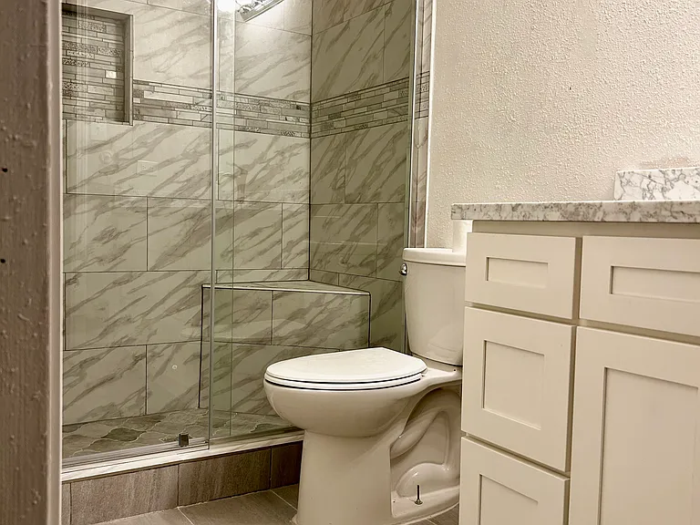 1028 Kingsway Dr W — Photo 3