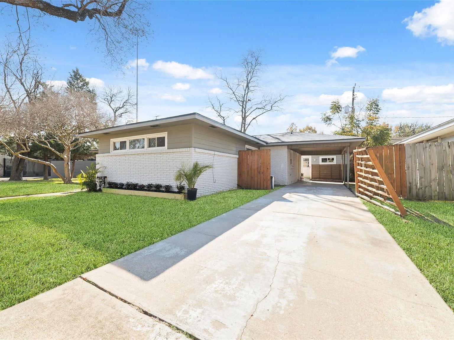 3 bed, 2.0 bath, 1974 sqft, $3,300 — Photo 2