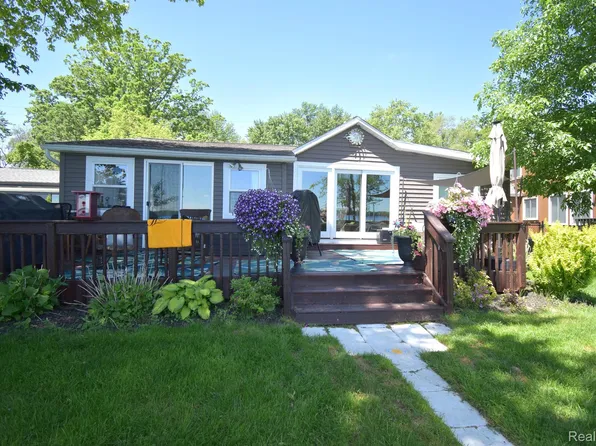 9624 Winston Rd, Pinckney, MI 48169