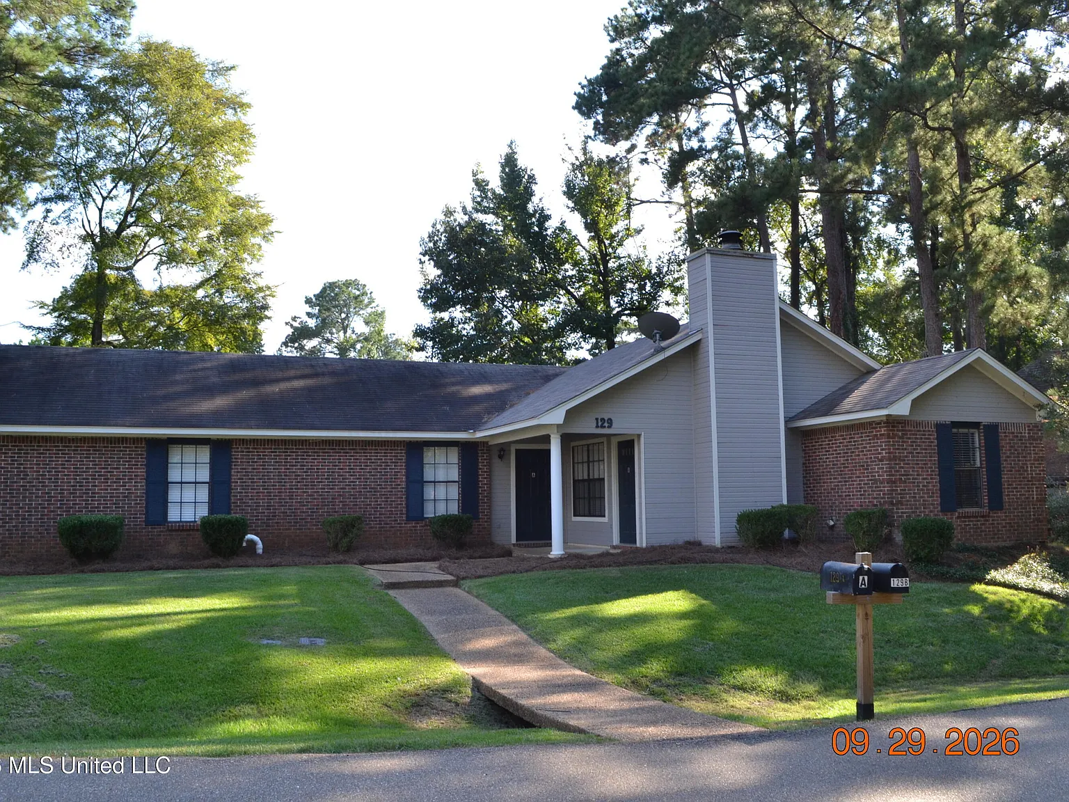 2 bed, 1.5 bath, 972 sqft, $1,300 — Photo 2