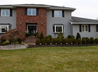 17 S Hampton Dr, Fairfield, NJ 07004