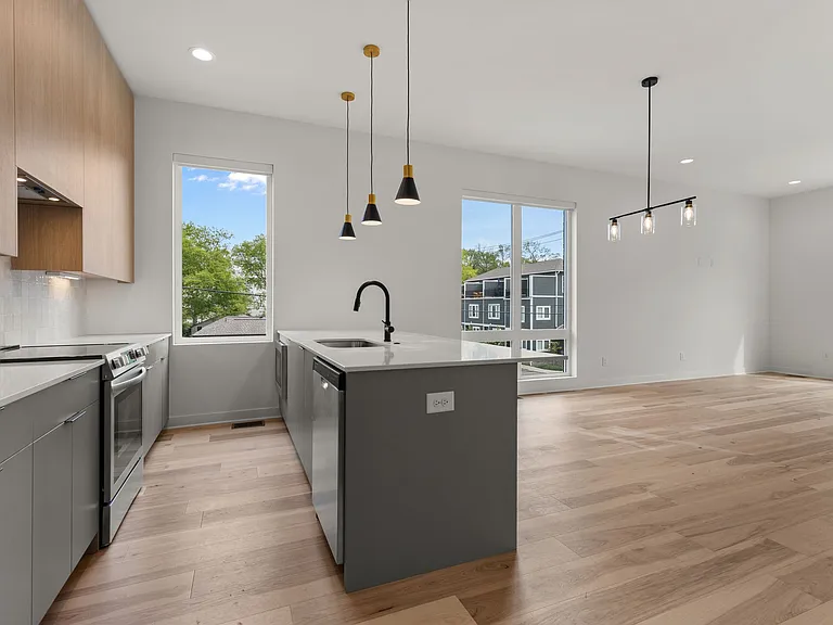 321 Douglas Ave — Photo 10