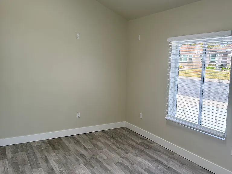 8350 Naylor Ave — Photo 7