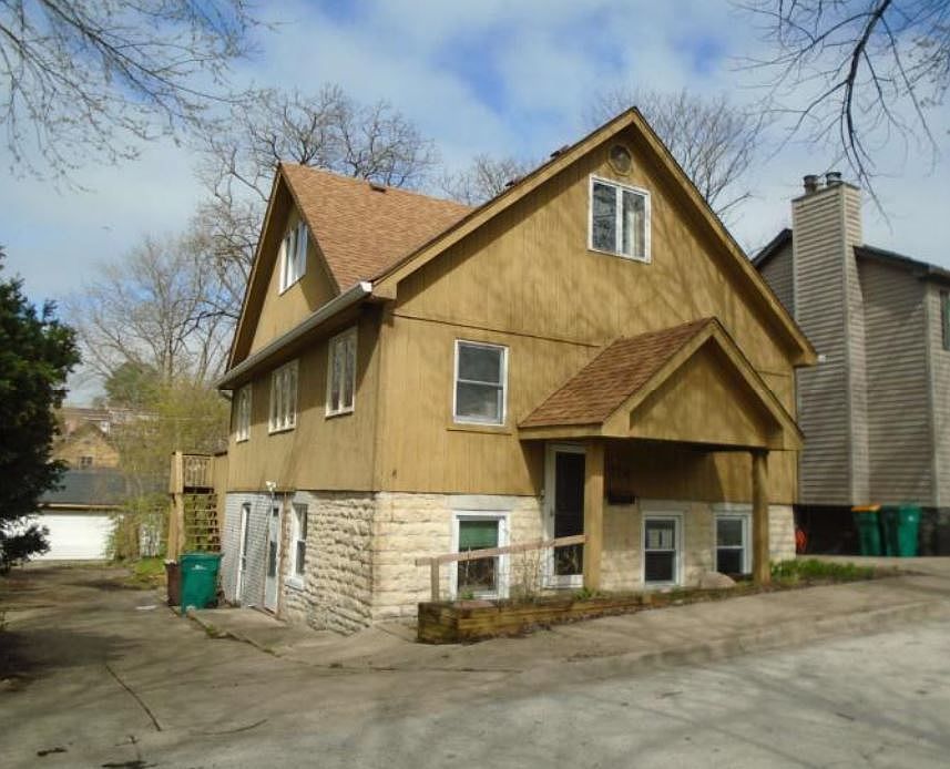 2nd image of 724 Czacki St
