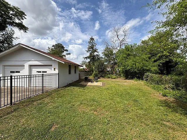 1829 McDowell St — Photo 24