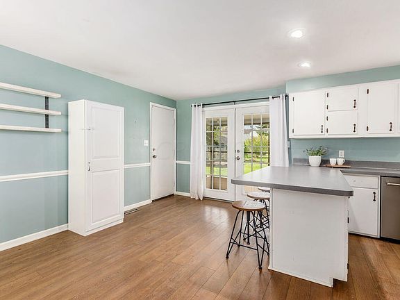 5th image of 67 Fairdale Ave