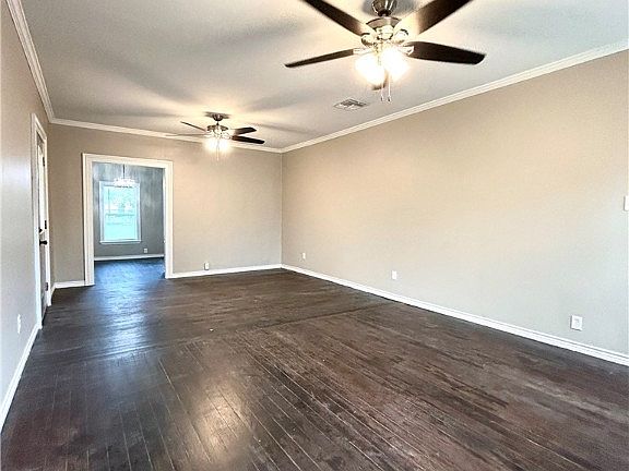 5th image of 1101 E Crockett St