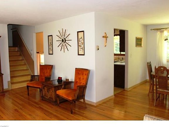 3rd image of 889 E Dartmoor Ave