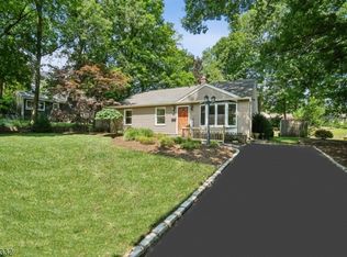 4 Spalding Dr, Livingston, NJ