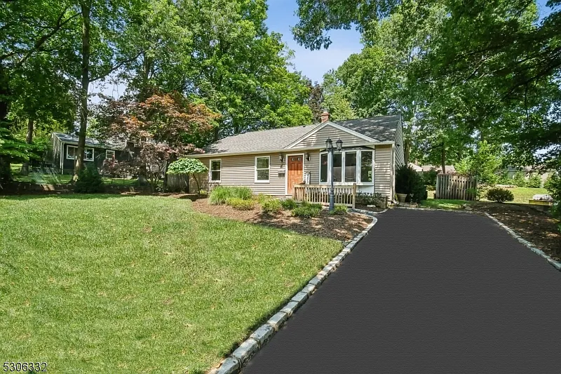 4 Spalding Dr photo 1
