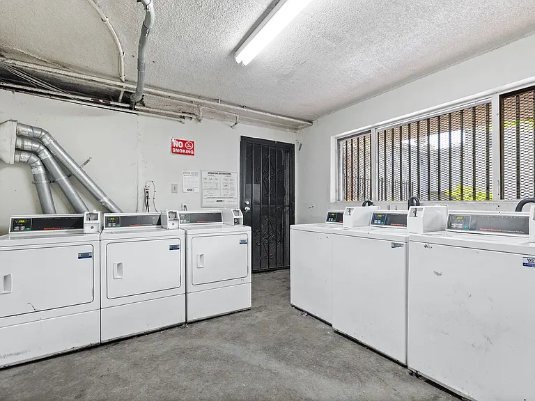Baldwin Hills Apartments — Photo 14