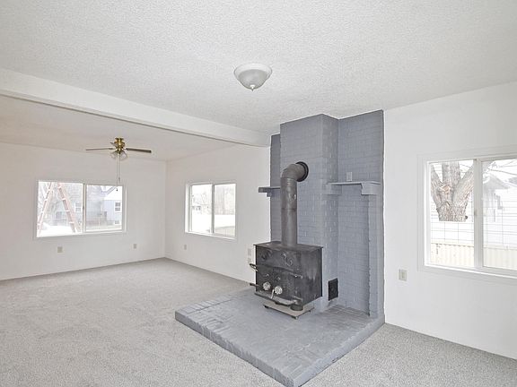 4th image of 907 Maple St