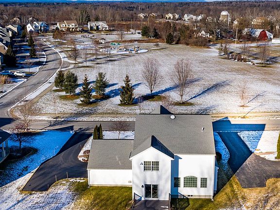 3rd image of 5 Avendale Dr