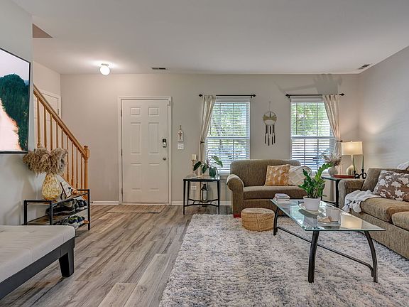 4th image of 1214 N Village Dr